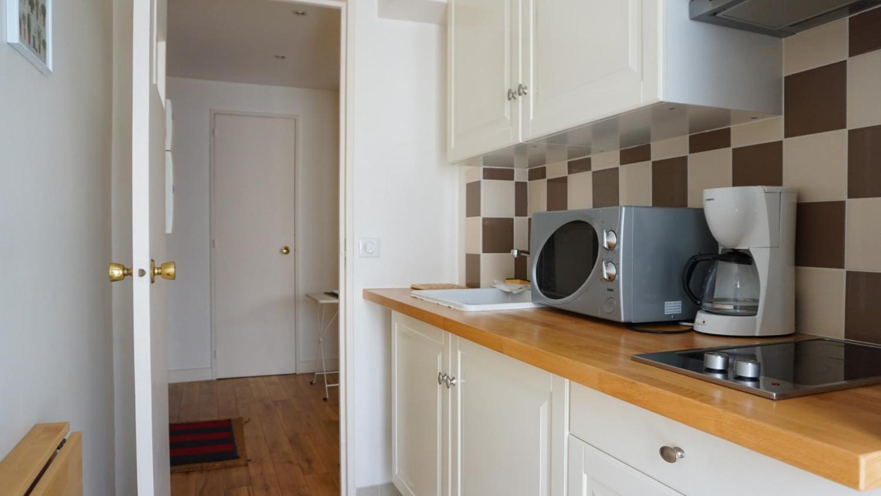 Close To Eiffel Tower And Metro *